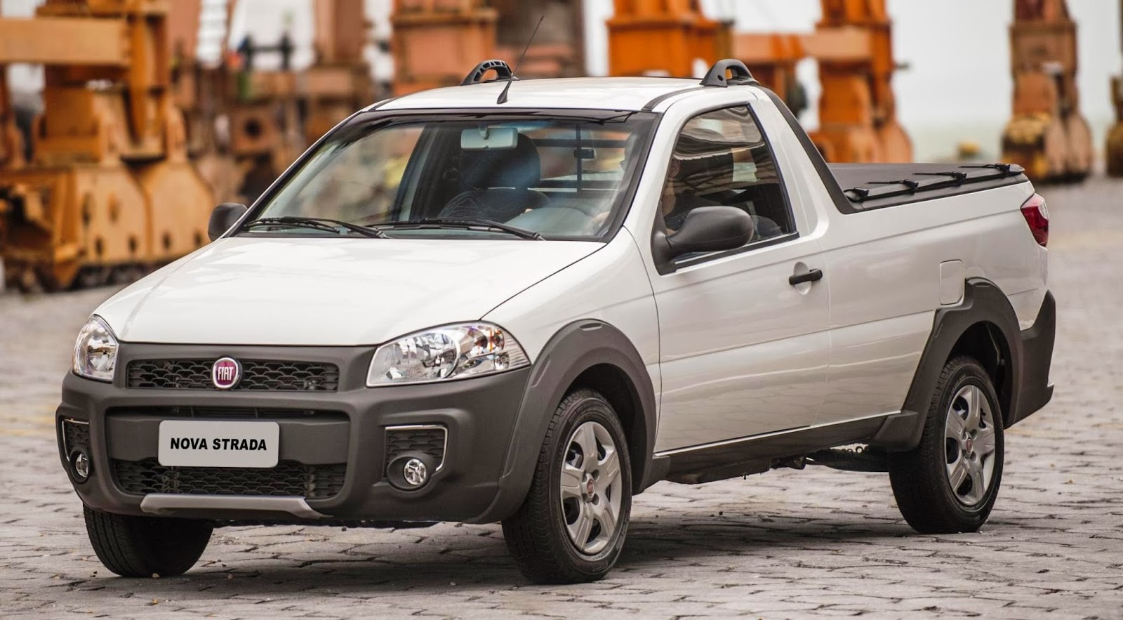 Strada Work Fiat lança Strada Working, Trekking e Adventure 2014
