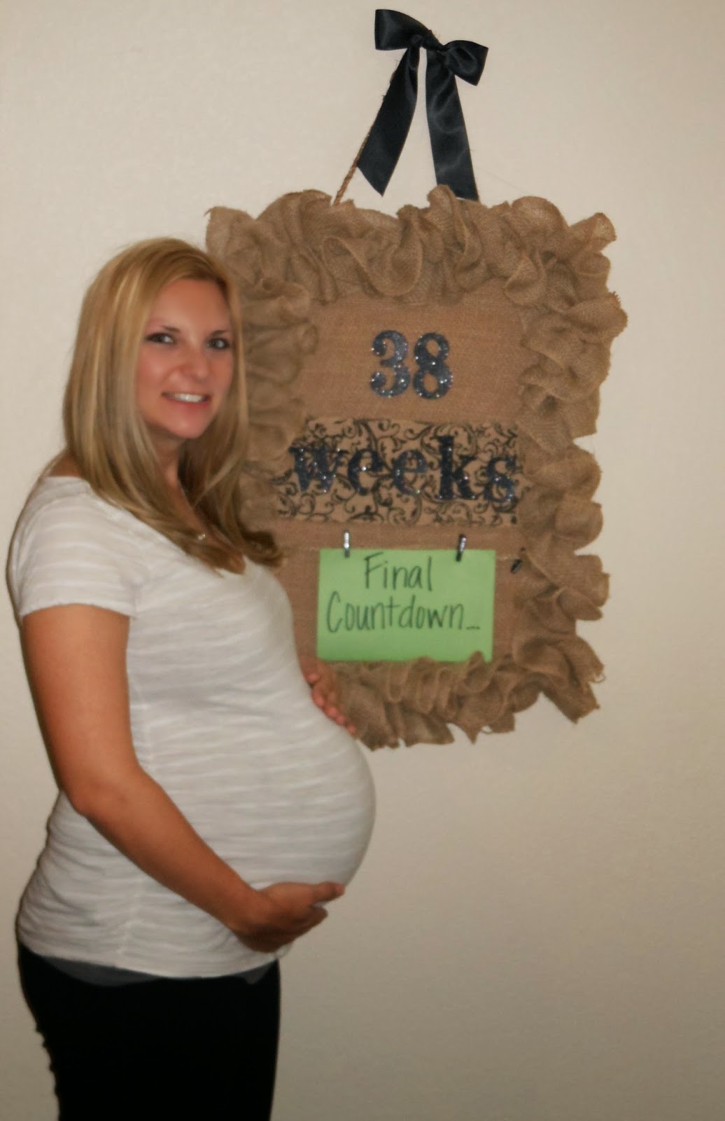 Вторая беременность 38. 38 Weeks pregnant. Беременность в 38 лет третий. Карточка для фото 38 неделя.