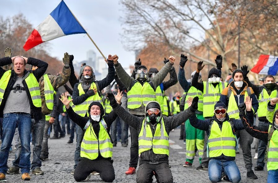 Gilet Gialli Francia: migliaia di Autovelox distrutti nella protesta.