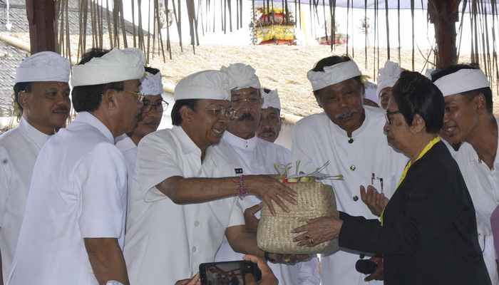 Gubernur Koster Jalani Prosesi Rsi Bujana Karya Panca Wali Krama di Pura Lempuyang