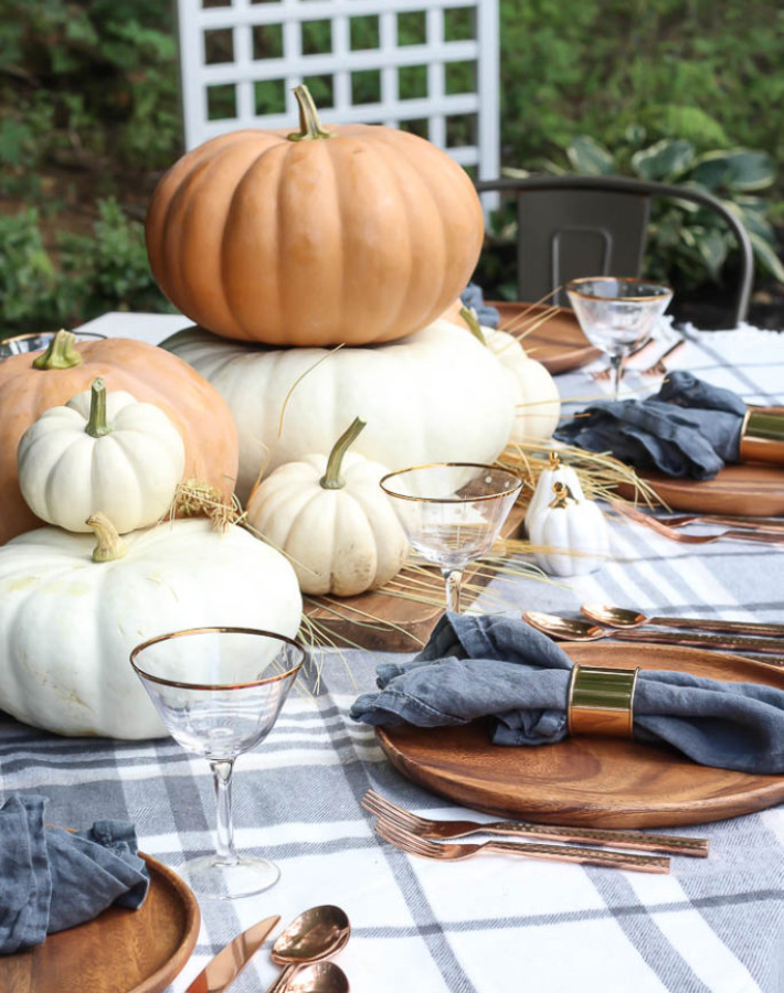 Una mesa de otoño con una decoración perfecta