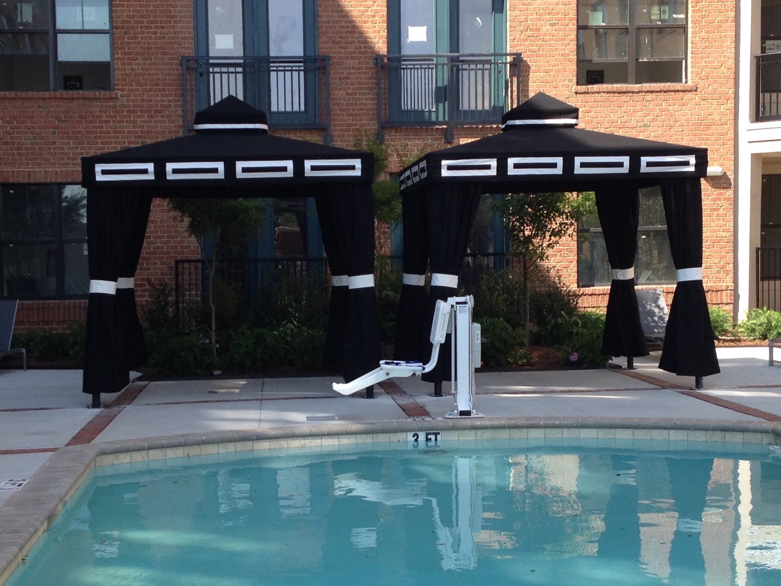 B & G Awnings 3057965028 English/Spanish 3052824970 Spanish/Español