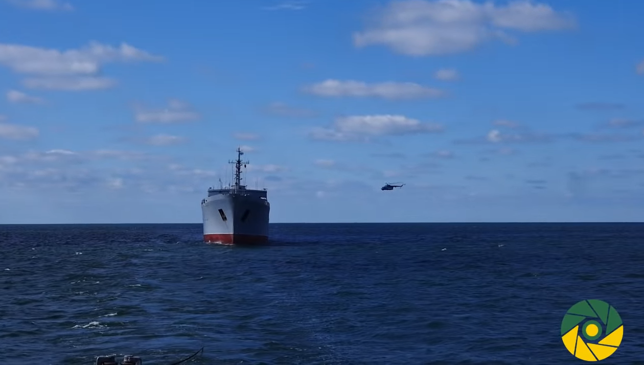 перехід пошуково-рятувального судна А500 «Донбас» та морського буксиру А830 «Корець» до порту Маріуполь