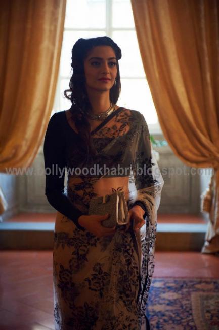 Sonam Kapoor at Palazzo Spini Feroni 1 - Sonam Kapoor in Saree at Palazzo Spini Feroni in Florence