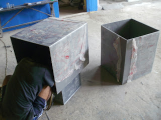 sedang mengerjakan box panel pvc