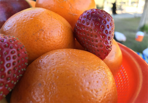 Jugo de fresas y naranja tangelo