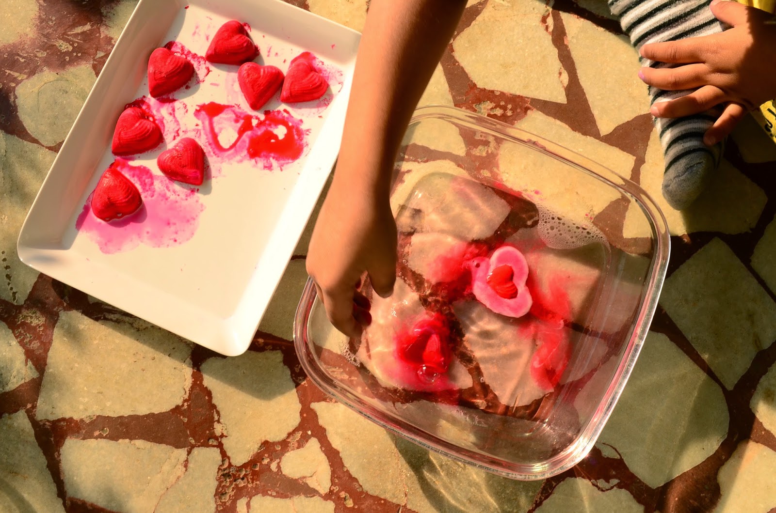 Practical Mom Fizzy Hearts & Stars Baking Soda & Vinegar Experiment!