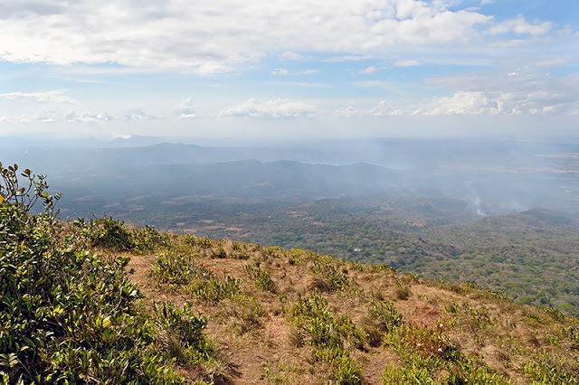 Panorama s'étendant jusqu'au volcan Masaya depuit le sommet du volcan Mombacho