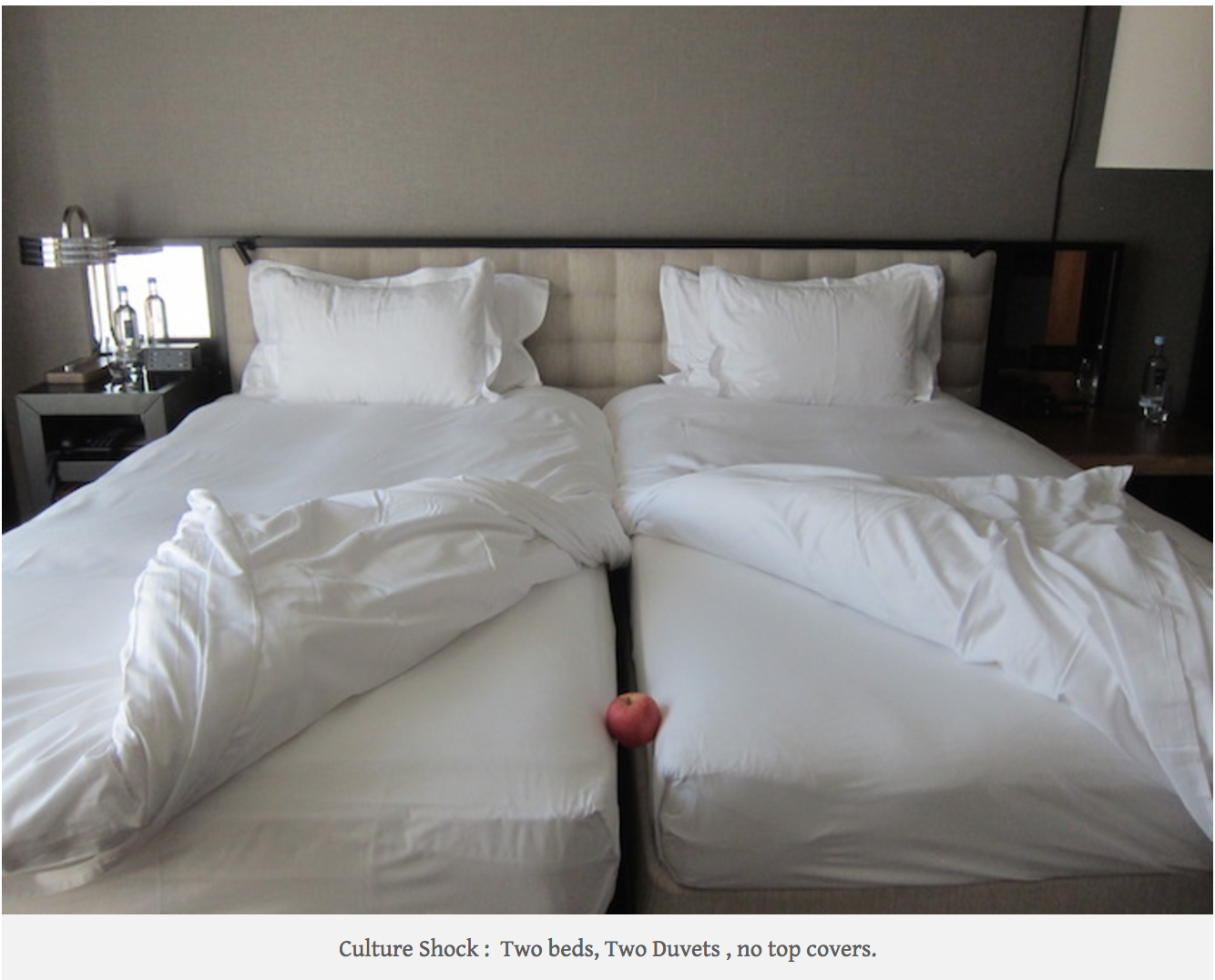 Как убрать постель. Заправленная кровать. Красиво заправленная двуспальная кровать. Кровать с двумя одеялами. Два одеяла на двуспальную кровать.