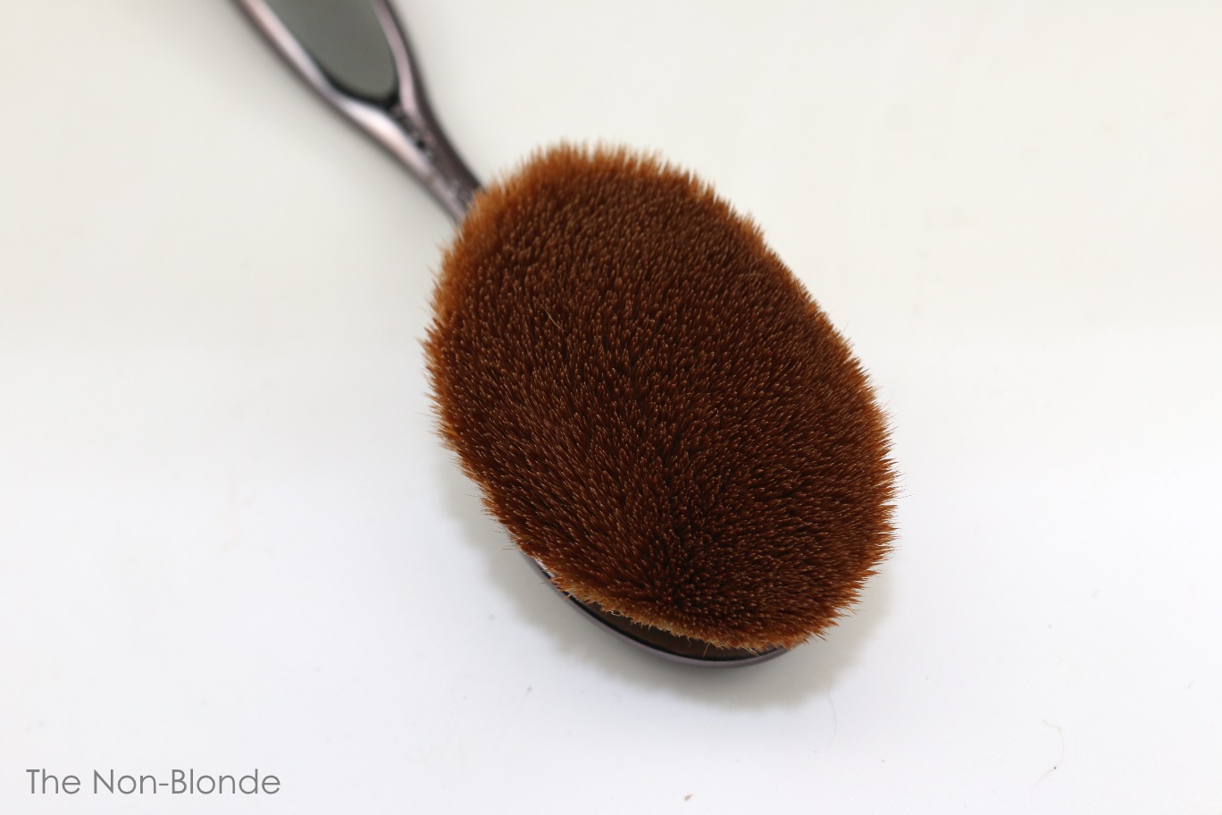 Artis Elite Collection Oval 8 Brush The NonBlonde