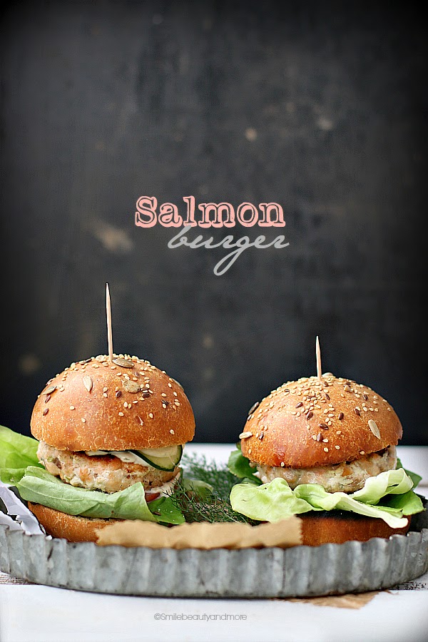 burger di salmone con pane a lievitazione naturale
