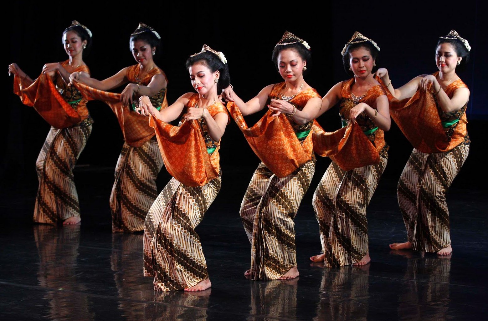 Berbagi Itu Indah Tari Tradisional Jawa  Tengah 