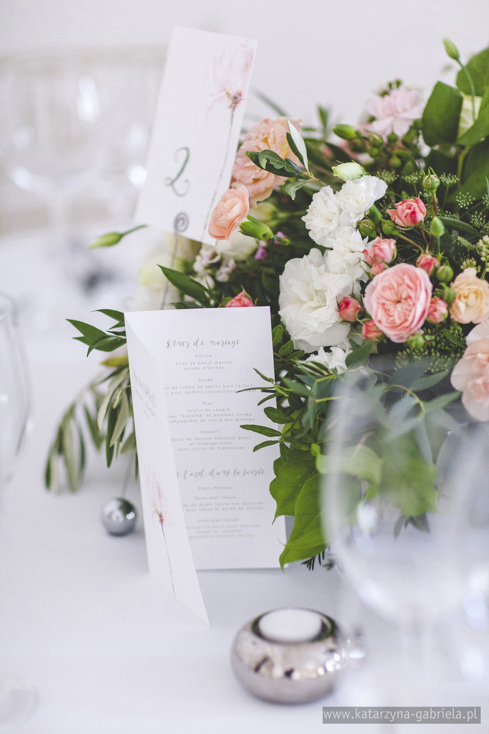 Dekoracje sali, Śluby międzynarodowe, Polsko Francuskie wesele, Ślub Cywilny w plenerze, Ślub w stylu francuskim, Romantyczny ślub, Wesele w Pałacu Goetz, Zagraniczni goście na weselu, Francuska inspiracja ślubna, Blog o ślubach, Najpiękniejsze śluby w Polsce. Dekoracje sali, Śluby międzynarodowe, Polsko Francuskie wesele, Ślub Cywilny w plenerze, Ślub w stylu francuskim, Romantyczny ślub, Wesele w Pałacu Goetz, Zagraniczni goście na weselu, Francuska inspiracja ślubna, Blog o ślubach, Najpiękniejsze śluby w Polsce.