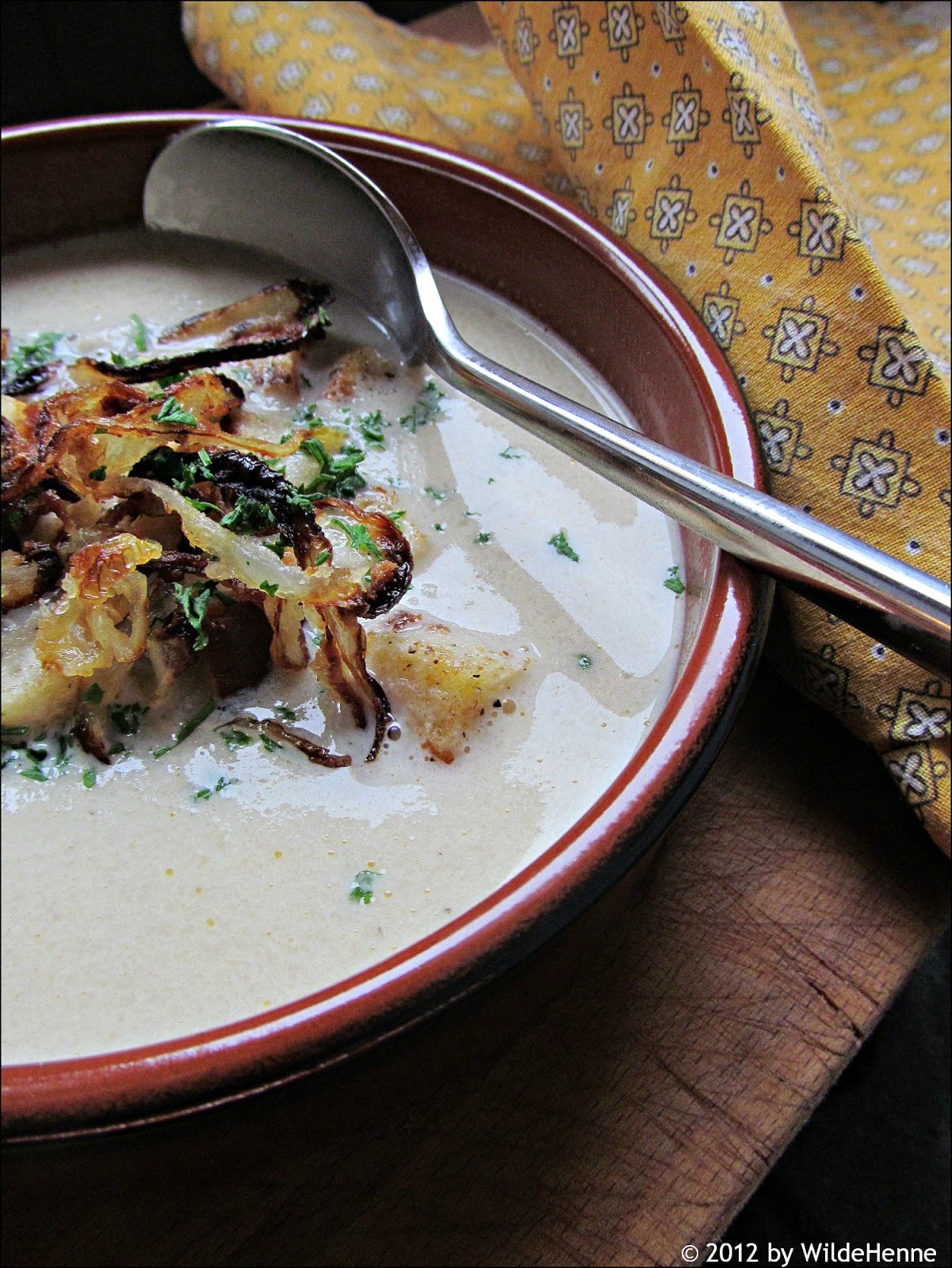 Wildes Poulet: Pastinaken-Topinambur-Suppe mit Röstzwiebeln und Croûtons