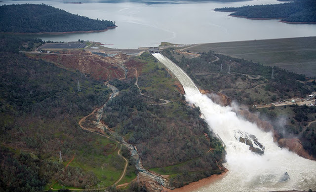 The Big Wobble - trouble and more trouble PHOTO-damaged%2Bspillway_%2Beast%2Btoward%2BOroville%2BDam%2Band%2BLake%2BOroville-Dale%2BKolke_California%2BDepartment%2Bof%2BWater%2BResources-700x425-Landscape_3