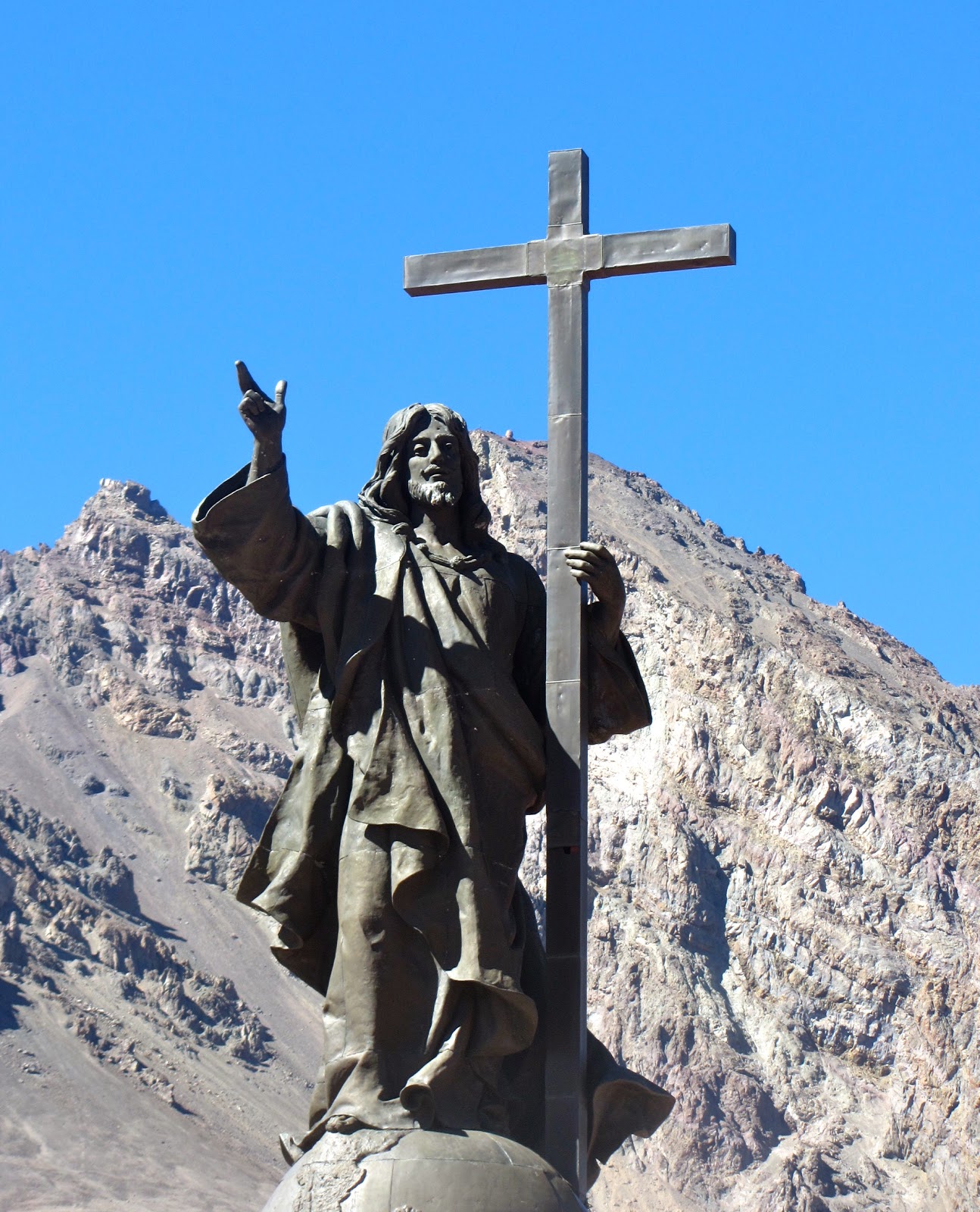 Памятники природы чили. Андский Христос Аргентина. Андский Христос в Чили. Памятник Андский Христос. Чили статуя Христа.