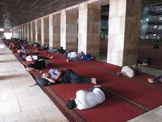 Hukum Tidur dalam Masjid