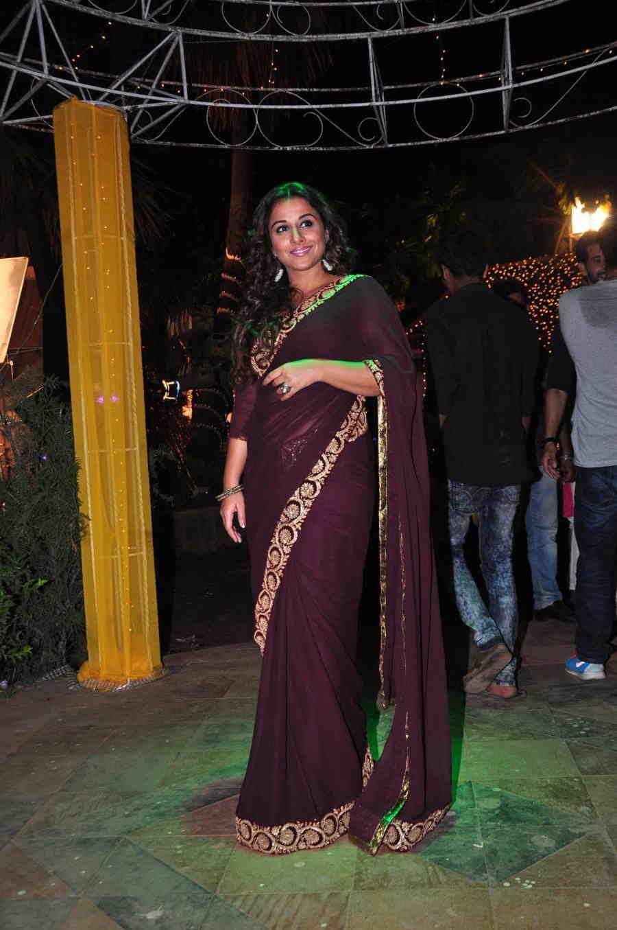 Beautiful Hindi Girl Vidya Balan Photos In Transparent Maroon Sari