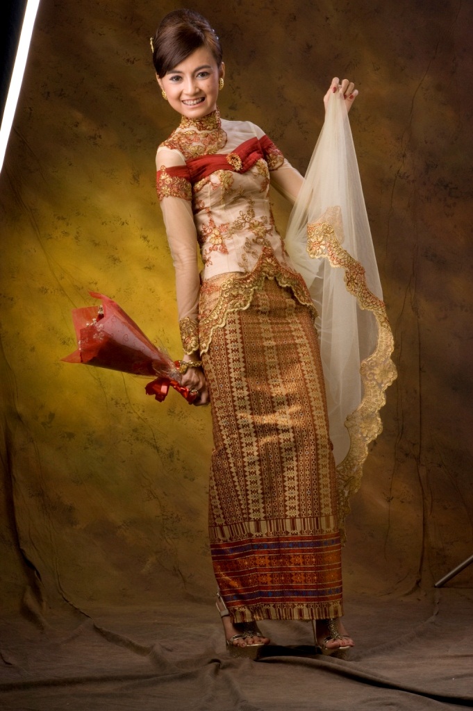deameidika KEBAYA is the indonesian  women traditional costume 