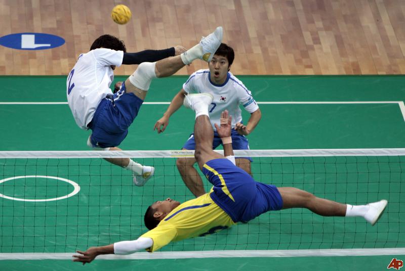 Roll spike yaitu teknik smash gulung atau salto ke