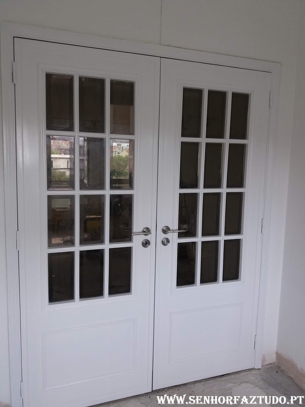 Pintura de portas e aduelas em Santa Iria da Azoia