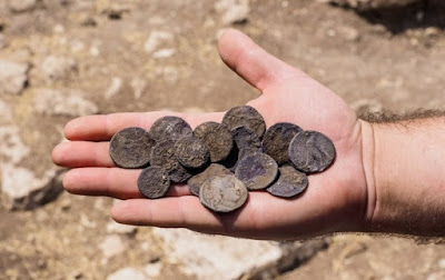 Monedas de 2.100 años de antigüedad con los nombres de los Reyes Macabeos descubierto en Israel Un tesoro de monedas de plata, junto con monedas de bronce con los nombres de los reyes macabeos, que data del año 126 aC en el período Hasmonean fue descubierto en abril durante una excavación arqueológica cerca de la ciudad de Modi'in, la Autoridad de Antigüedades de Israel (IAA ) anunció el martes.
