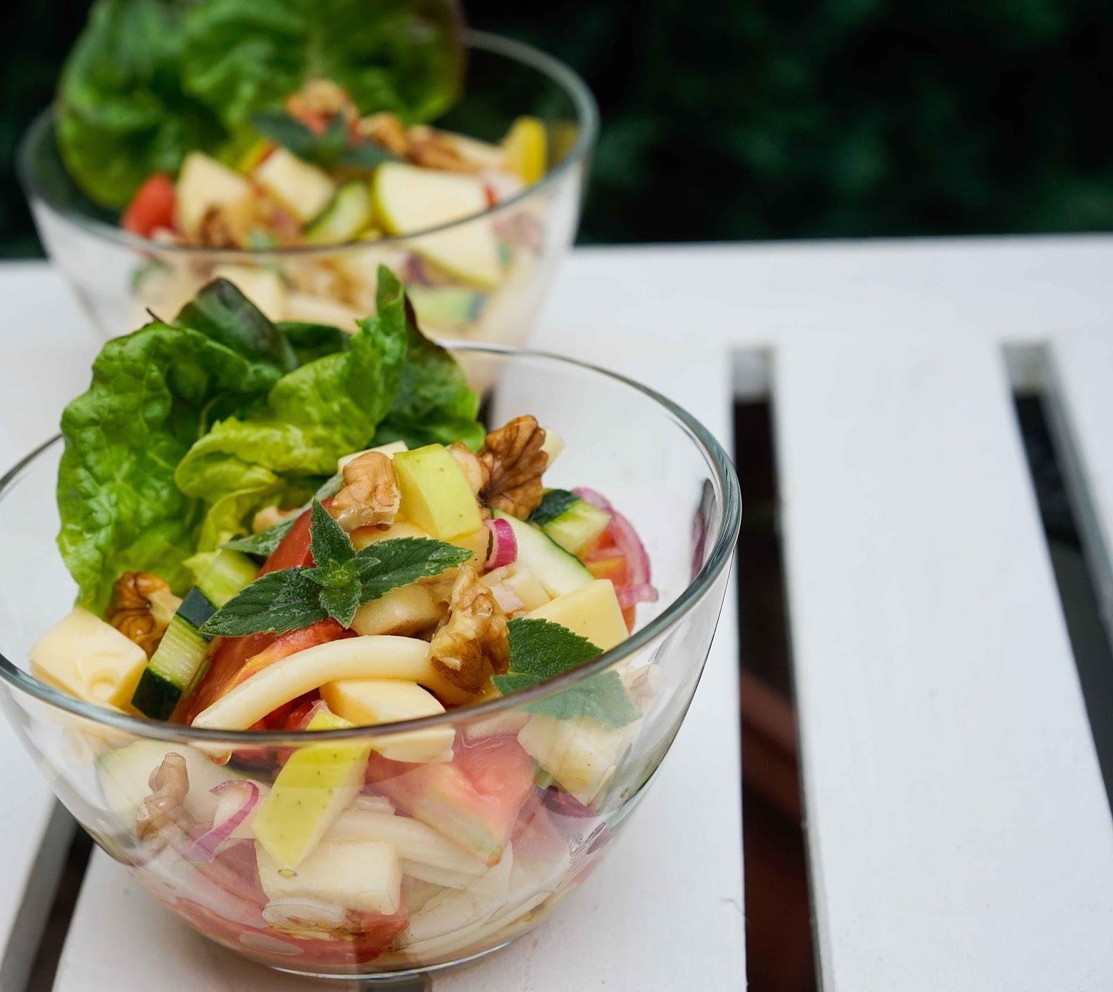 stuttgartcooking: Salat mit Nudeln, Tomaten, Apfel, Walnüssen, Minze ...
