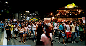 Manifestantes descem para a Barra e estão chegando ao Rio Vermelho