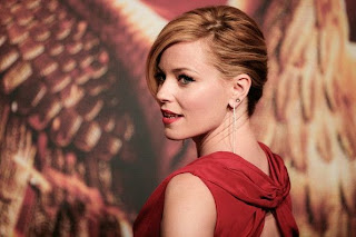 We could get lost in our eyes, despite Elizabeth Banks was hypnotized us in her close and personal dress for Hunger Games premiere. The 40-year-old strolled into the red carpet in a gorgeous red long gown to the event at Berlin, Germany on Tuesday, November 11, 2014! Thanks to her backless region.