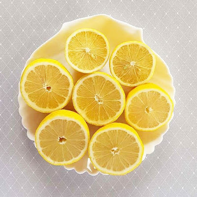 buah lemon memiliki kandungan vitamin C yang sangat tingggi