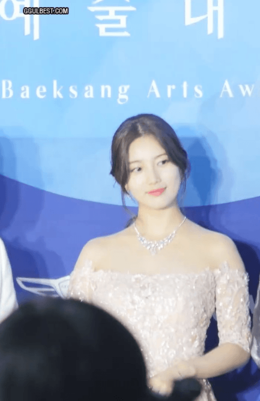 레드카펫 수지 오프솔더 드레스
