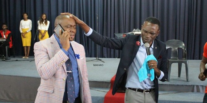 Pastor Zimbabwe Ini Mengaku Punya Nomor Telepon Tuhan Pastor Zimbabwe Ini Mengaku Punya Nomor Telepon Tuhan
