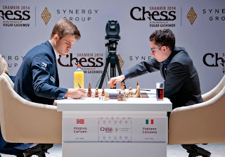 Echecs : Fabiano Caruana (2783) 1-0  Magnus Carlsen (2881) au Mémorial Vugar Gashimov - Photo site officiel