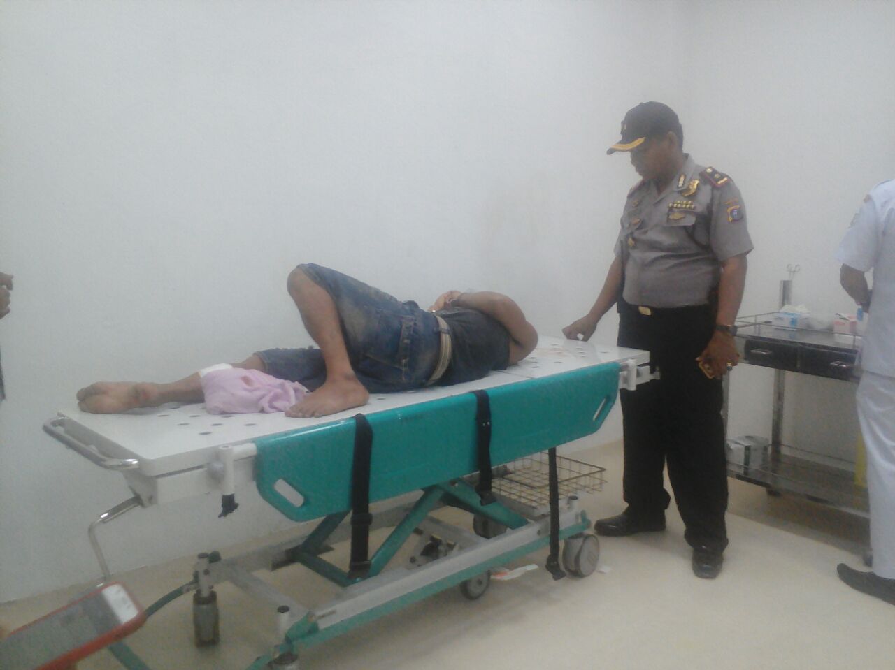 Tersangka begal di Tapteng yang ditembak polisi saat berada di rumah sakit. Tersangka begal di Tapteng yang ditembak polisi saat berada di rumah sakit.