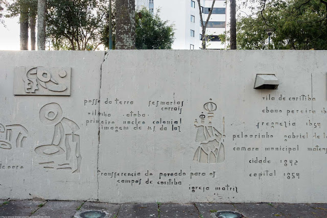 “História de Curitiba”, um painel de Poty Lazzarotto na Praça 29 de Março