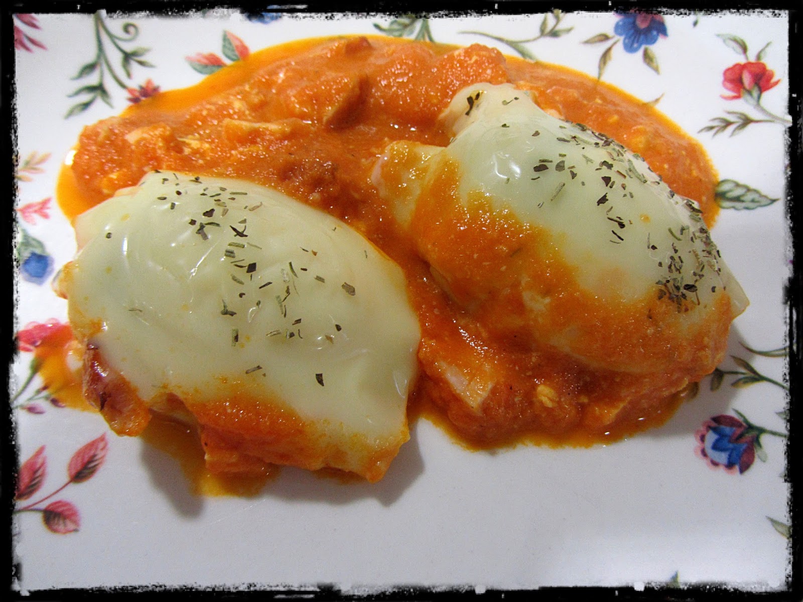 Huevos duros con queso y salsa de tomate