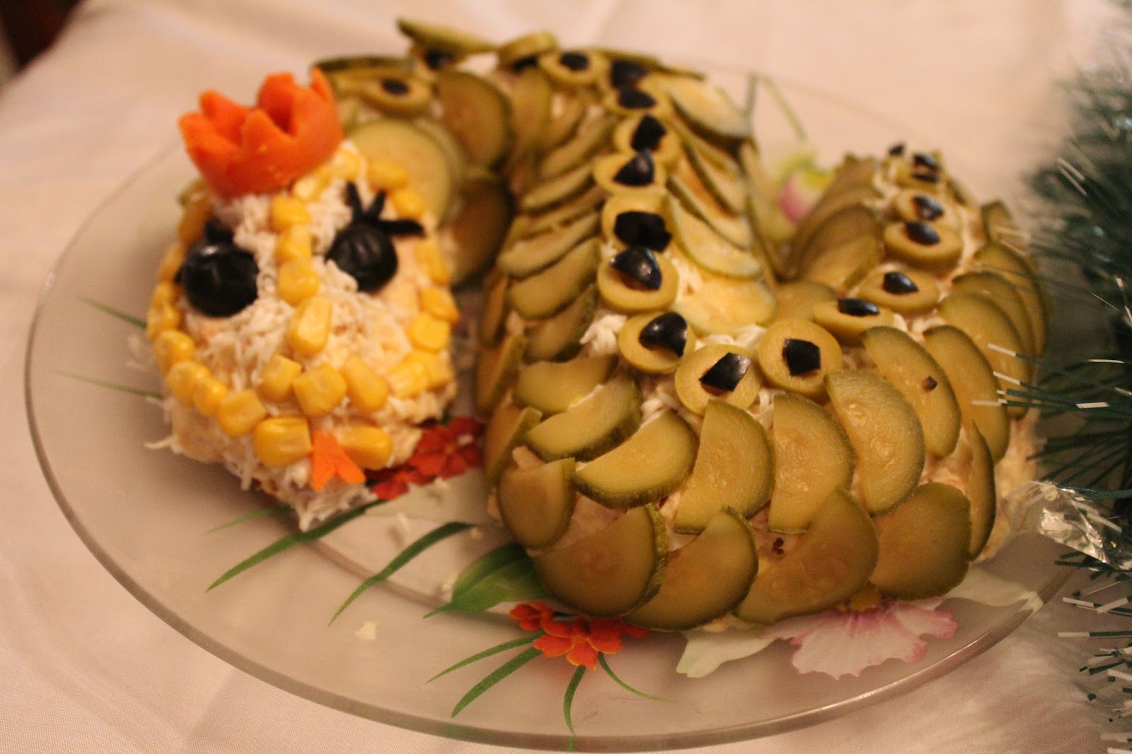 Салат змейка из майонеза. Салат змейка. Новогодний салат змейка. Новогодний салат змея. Прикольные салаты на новый год змейка