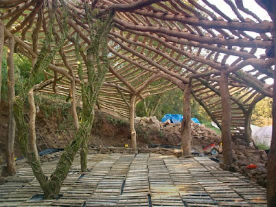 casa de los hobbits en la vida real. construyendo el techo de la casa de los hobbits