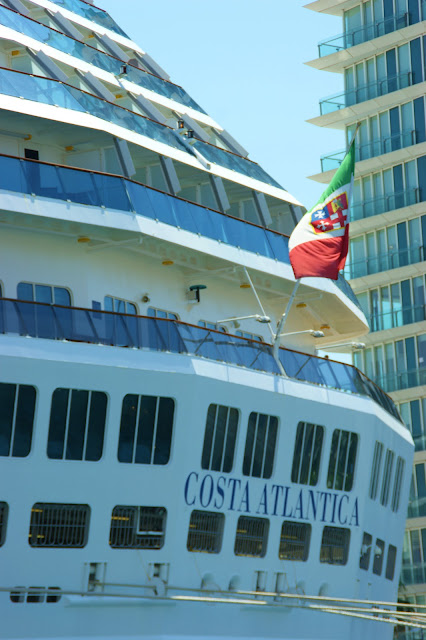 nave costa bandiera italiana