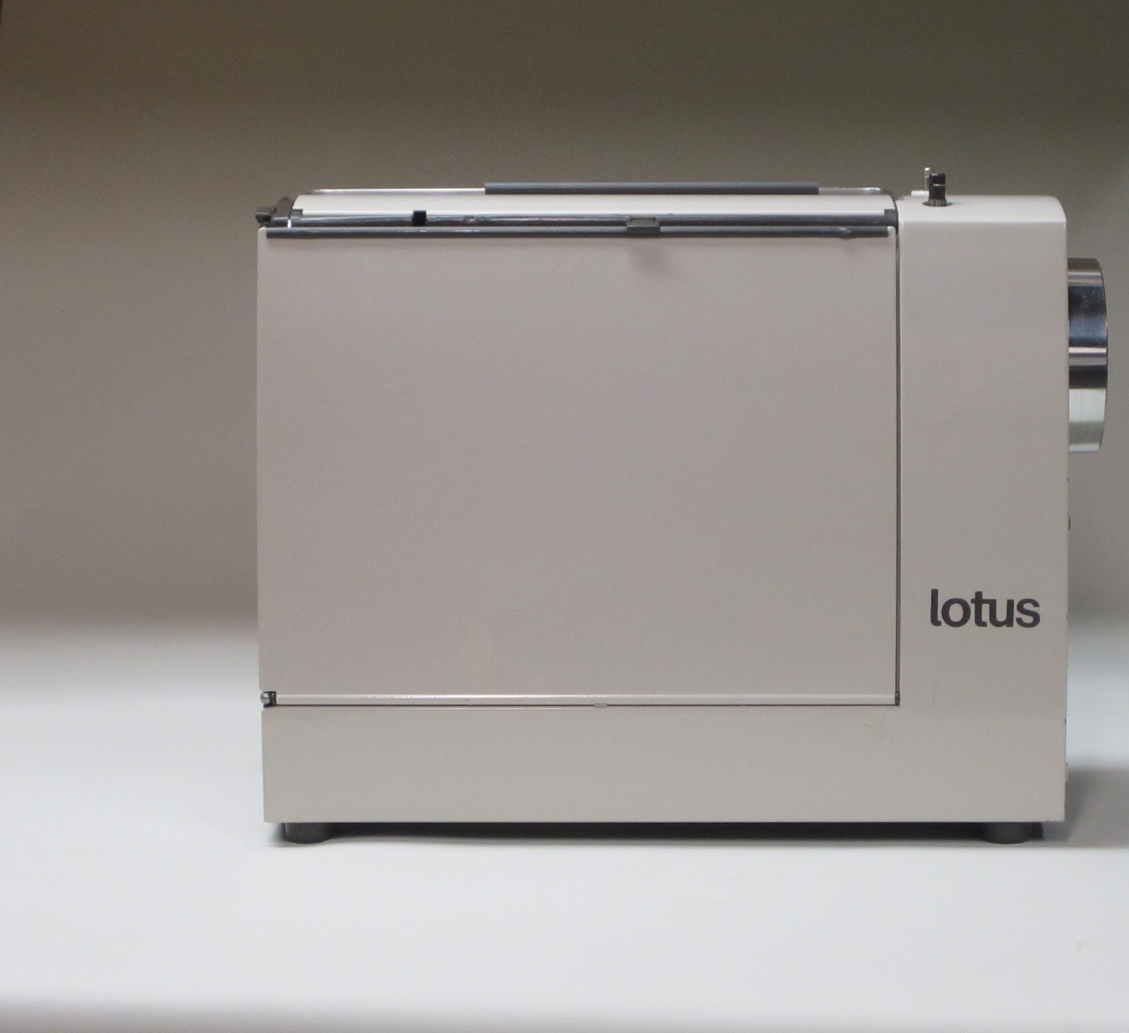 MI Vintage Sewing Machines Elna Lotus (1967)