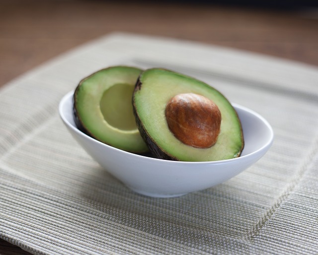 Homemade moisturizing avocado face mask for dry sensitive skin Homemade moisturizing avocado face mask for dry sensitive skin