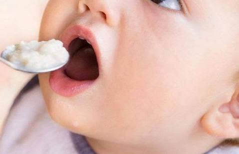 Bayi Sebaiknya Tidak Diperkenalkan Gula dan Garam