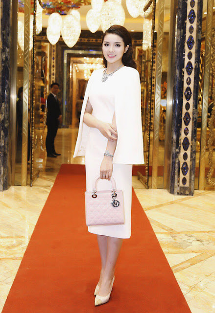 Thiết kế giày sành điệu này tiếp tục được Hoa hậu phối cùng đầm trắng dáng cape thanh lịch để xuất hiện tại gala dinner của sự kiện trên.