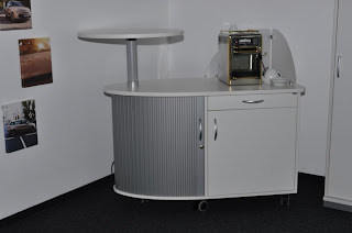 Colour up your office !: Mobiler Kaffeeschrank für die Party im Büro
