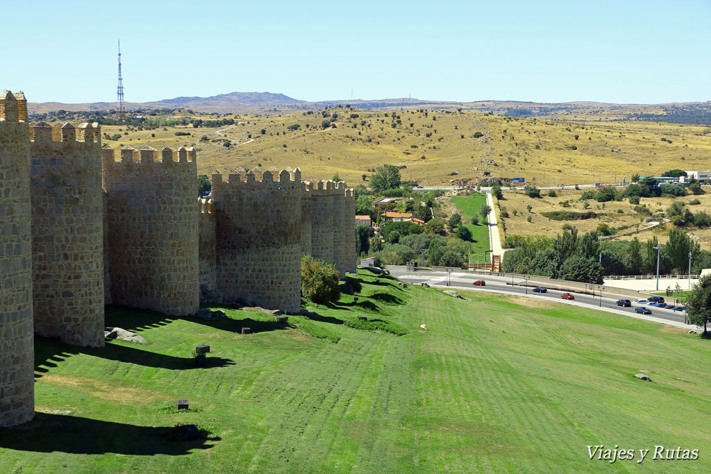 Al fondo los cuatro postes, muralla Ávila