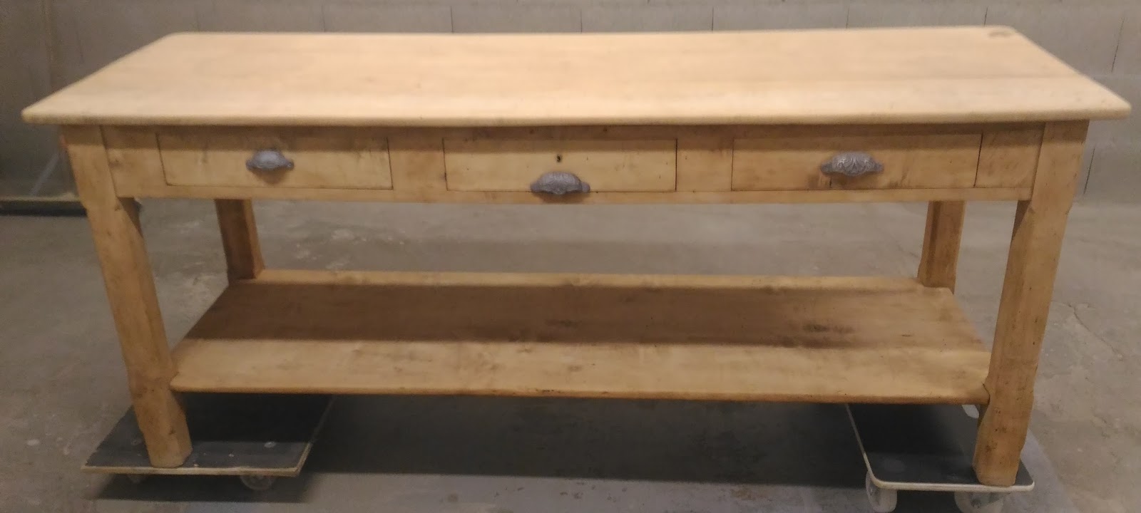 Décaper le vernis d'un meuble en bois par aérogommage