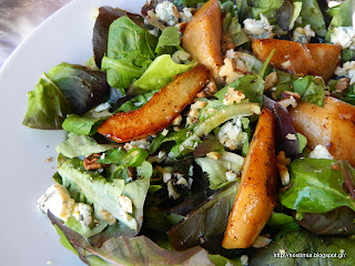 πράσινη σαλάτα με blue cheese κ καραμελωμένα αχλάδια