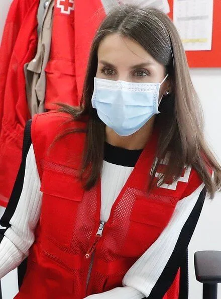 Queen Letizia visited Red Cross (Cruz Roja Spain) office in Madrid. Hugo Boss Doby white black crew neck sweatshirt