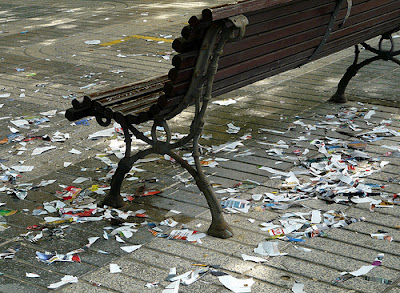 MANTEN LIMPIO TU BARRIO: PAPELES EN EL SUELO