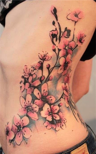 Muito bonita a flor de cerejeira tatuagem no lado do corpo. O corpo é uma bela tela para a flor de cerejeira design e colocando-o no lado permite que o design para ser totalmente apreciado. (Foto: Fontes de imagem)